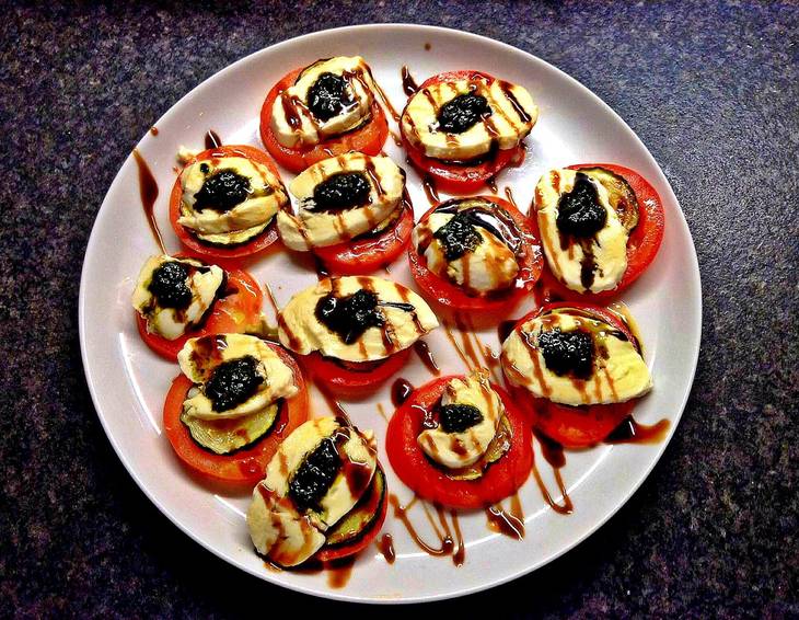 Tomaten-Mozzarella-Salat mit selbstgemachtem Pesto