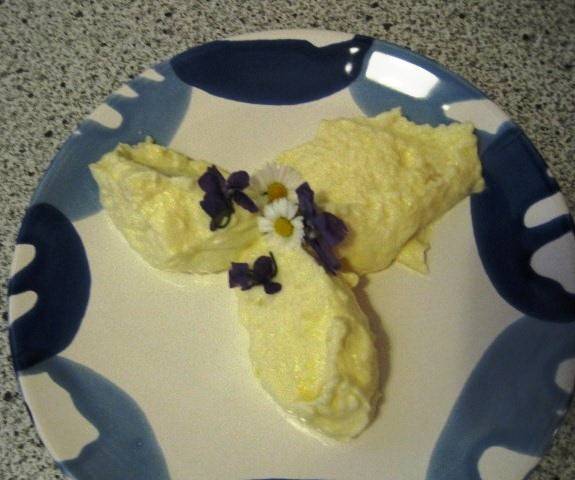 Topfennockerl mit essbaren Blüten Rezept - ichkoche.de Topfennockerl mit essbaren Blüten Rezept - ichkoche.de