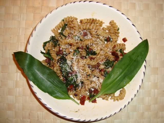 Würzige Nudeln mit Bärlauch Rezept - ichkoche.ch Würzige Nudeln mit Bärlauch Rezept - ichkoche.ch