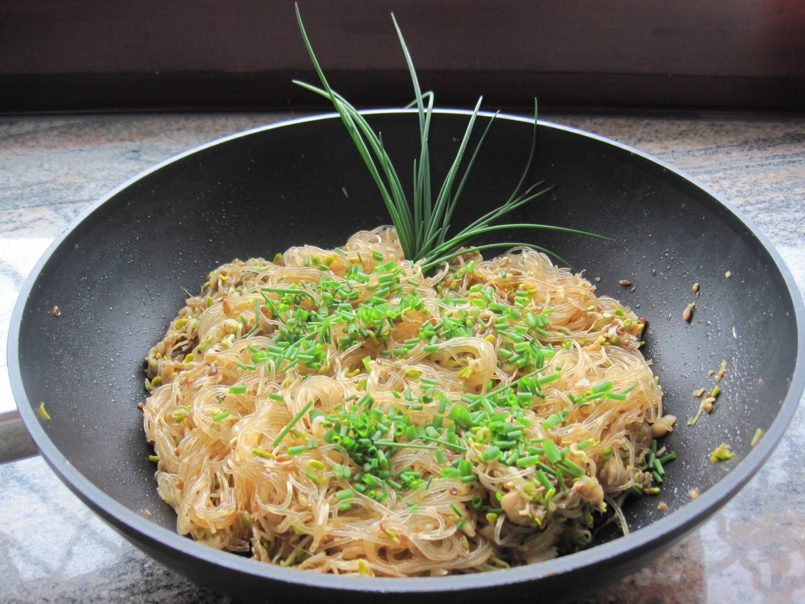 Lachssteak mit Pfeffer-Sesam-Kruste und Würzspinat Rezept - ichkoche.at