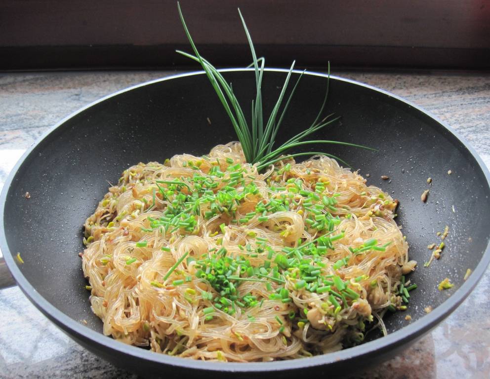 Fisch mit Glasnudeln und Sprossen Fisch mit Glasnudeln und Sprossen