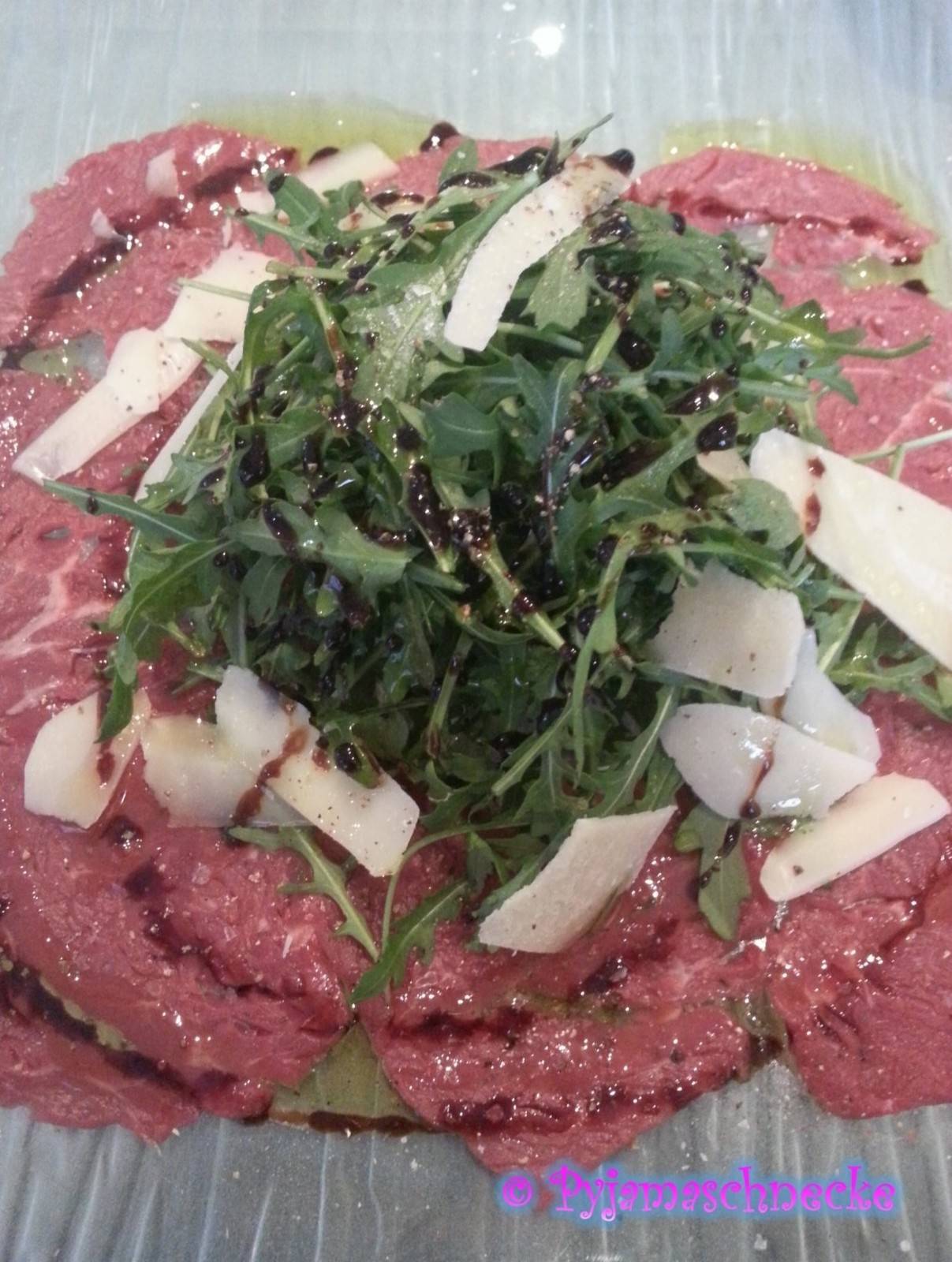 Rindercarpaccio mit Rucola und Parmesan Rezept - ichkoche.ch
