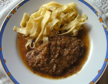 Rostbraten mit Pilzen und Bandnudeln Rostbraten mit Pilzen und Bandnudeln