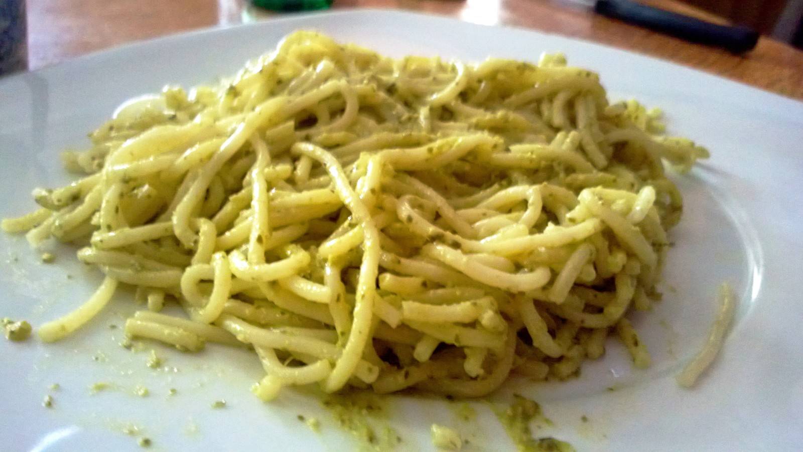 Spaghetti mit Pesto und Gemüse