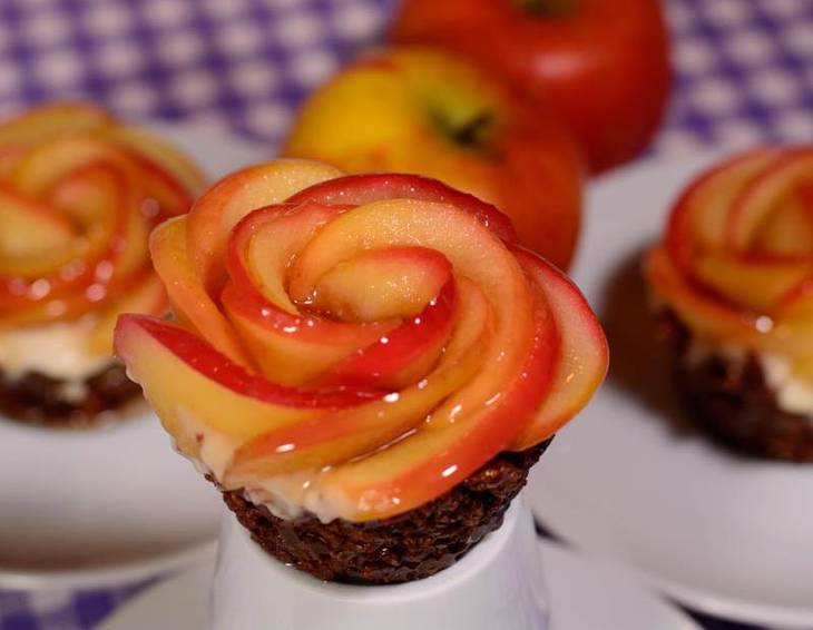 Nougat Cornflakes Tartelettes mit Apfelrosen Nougat Cornflakes Tartelettes mit Apfelrosen