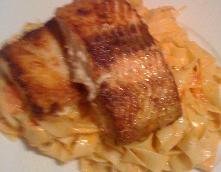 Lachs auf Tomaten-Rahm-Tagliatelle Lachs auf Tomaten-Rahm-Tagliatelle