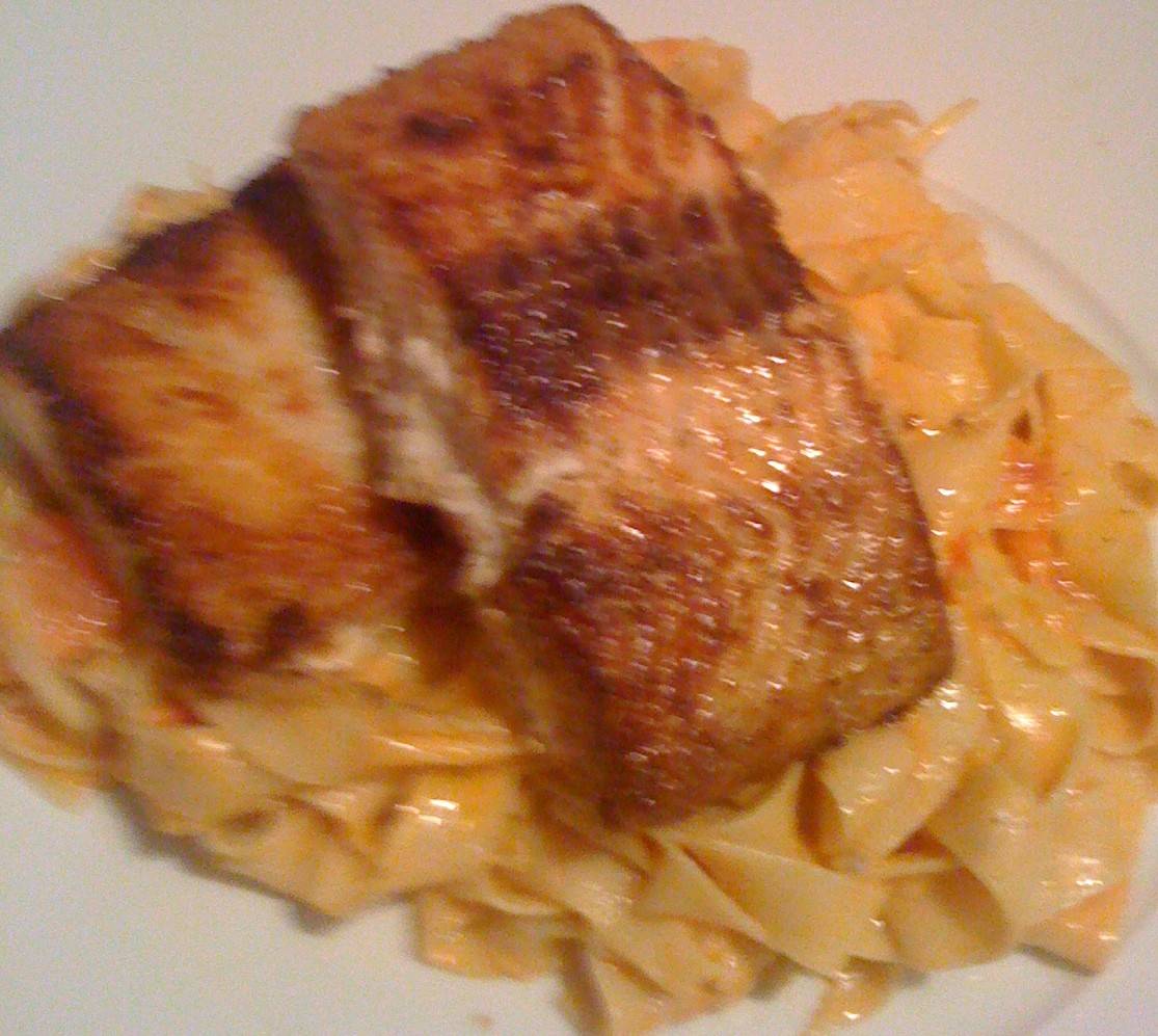 Lachs auf Tomaten-Rahm-Tagliatelle Rezept - ichkoche.de Lachs auf Tomaten-Rahm-Tagliatelle Rezept - ichkoche.de