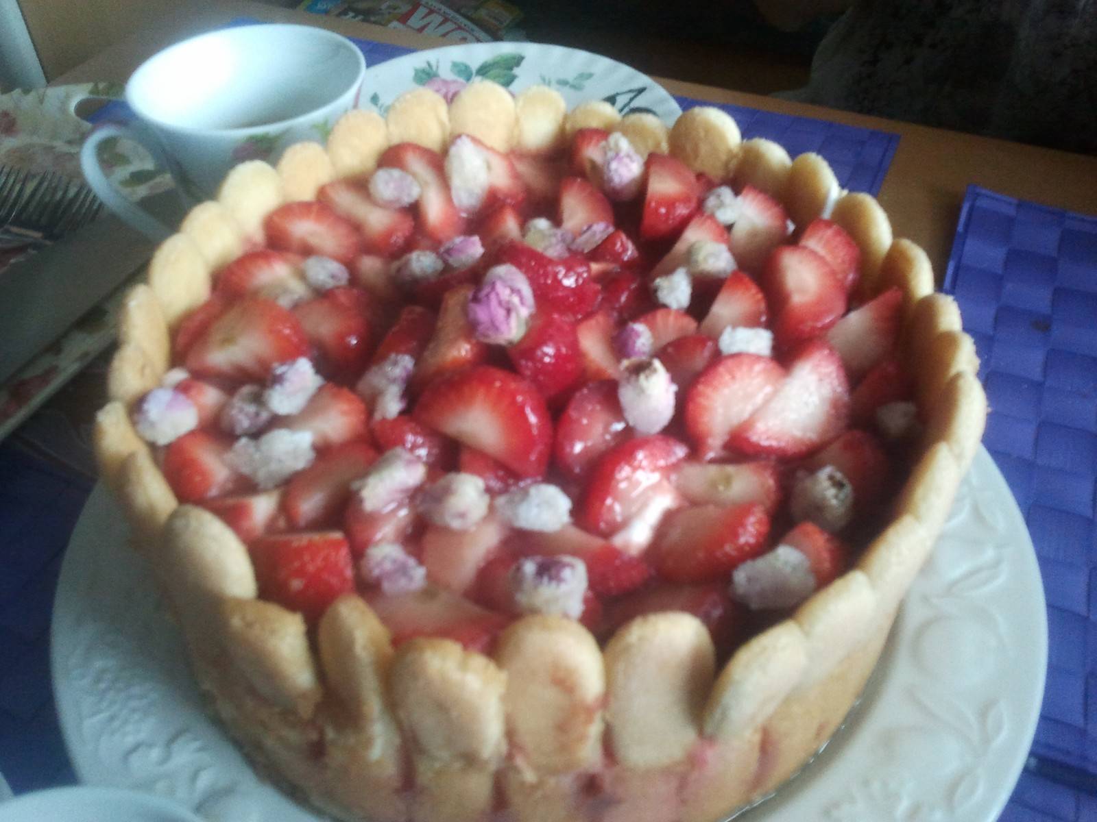 Erdbeertorte mit kandierten Rosen