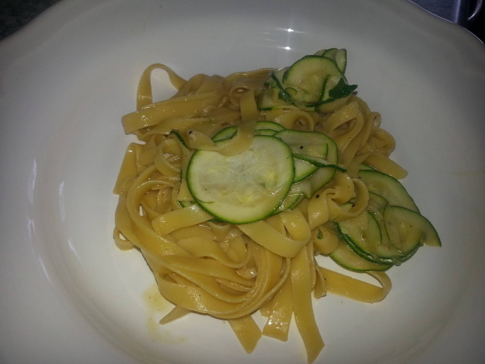 Bandnudeln mit Zucchini