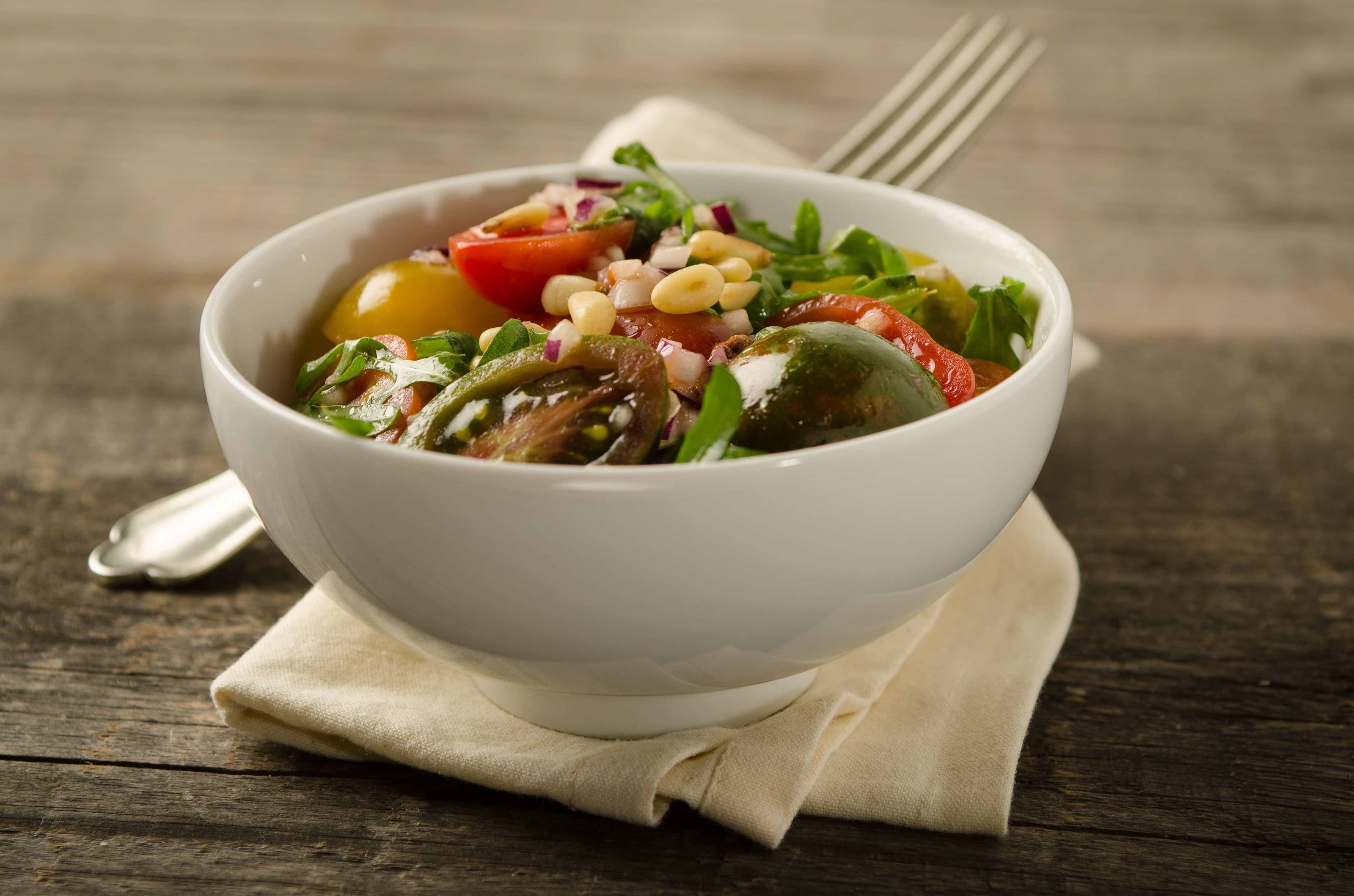 Bunter Paradeisersalat mit Rucola und Aarons "Speed Dressing" Rezept ... Bunter Paradeisersalat mit Rucola und Aarons "Speed Dressing" Rezept ...