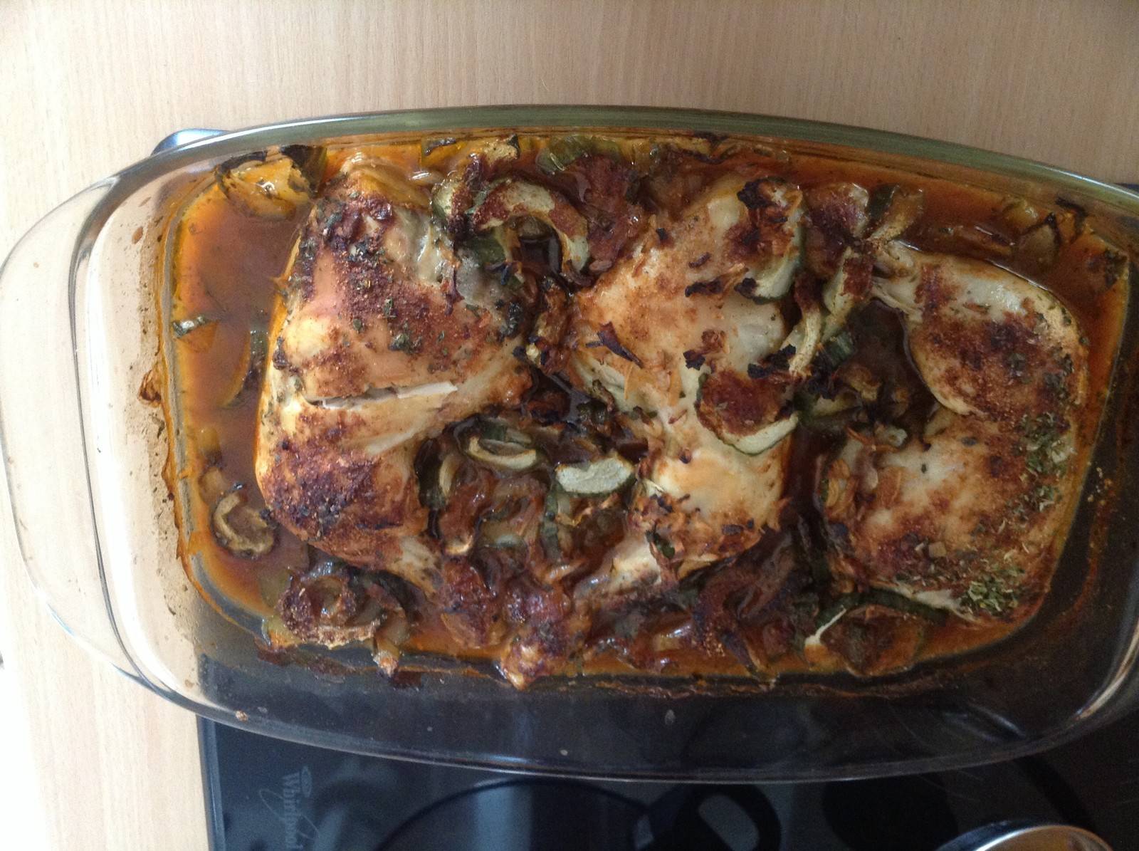 Hühnerkeule mit Zwiebel-Gurkengemüse