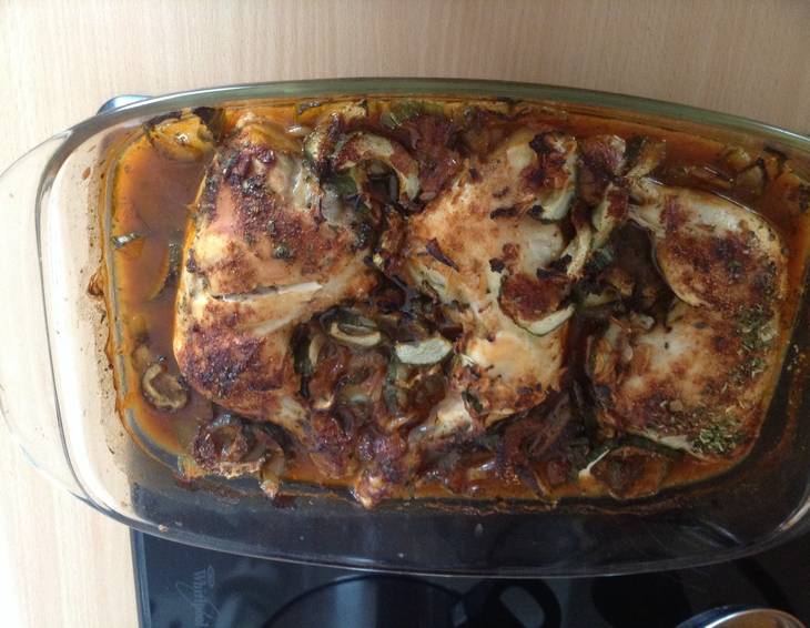 Hühnerkeule mit Zwiebel-Gurkengemüse Hühnerkeule mit Zwiebel-Gurkengemüse