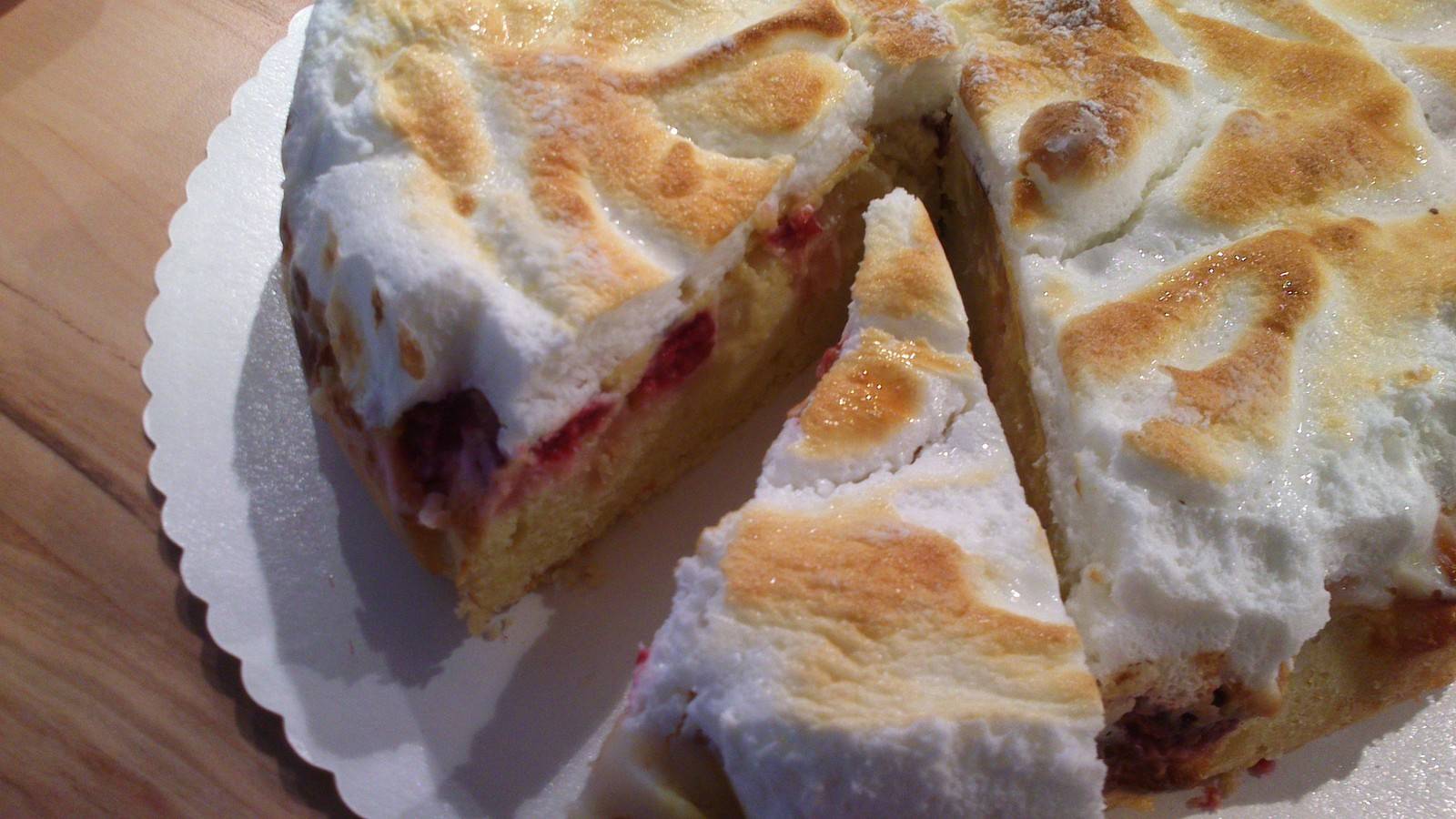 Rhabarber-Himbeer-Kuchen mit Guß und Baiserhaube Rezept - ichkoche.at