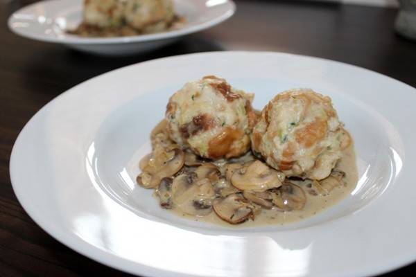 Breznknödel mit Pilzen