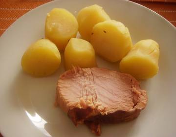 Karree-Selchfleisch mit Salzkartoffeln aus dem Druckkochtopf Karree-Selchfleisch mit Salzkartoffeln aus dem Druckkochtopf