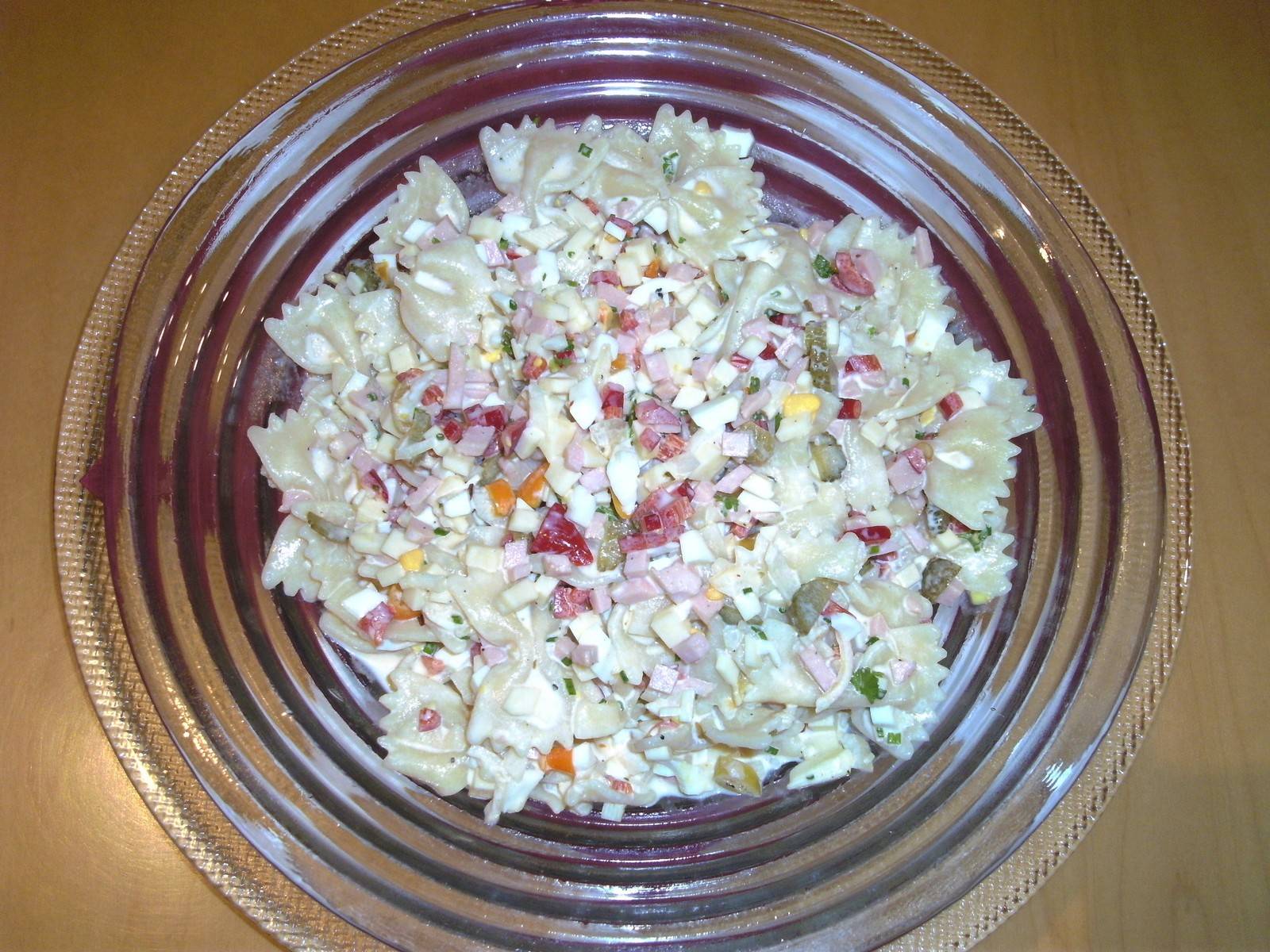 Bunter Farfalle-Salat mit Mayonnaise und Chili