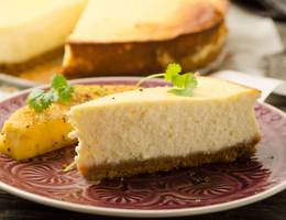 Kokosnuss-Cheesecake mit Ananas und Koriander
