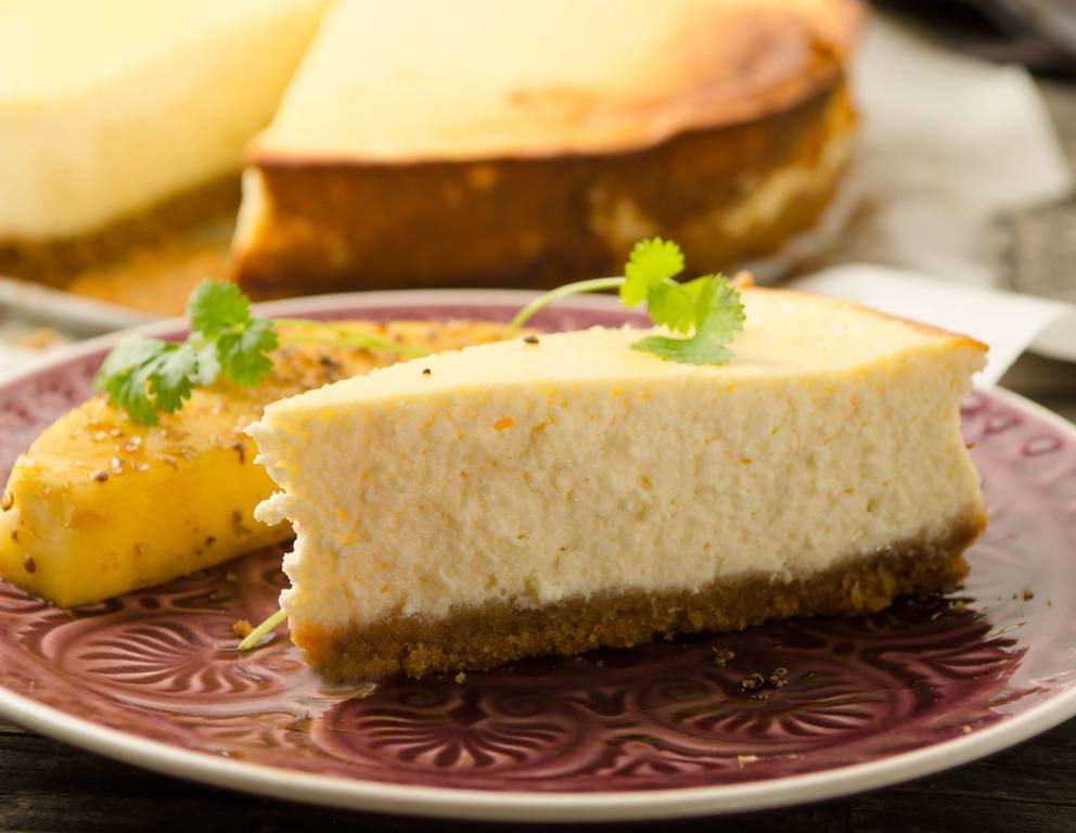 Kokosnuss-Cheesecake mit Ananas und Koriander Kokosnuss-Cheesecake mit Ananas und Koriander