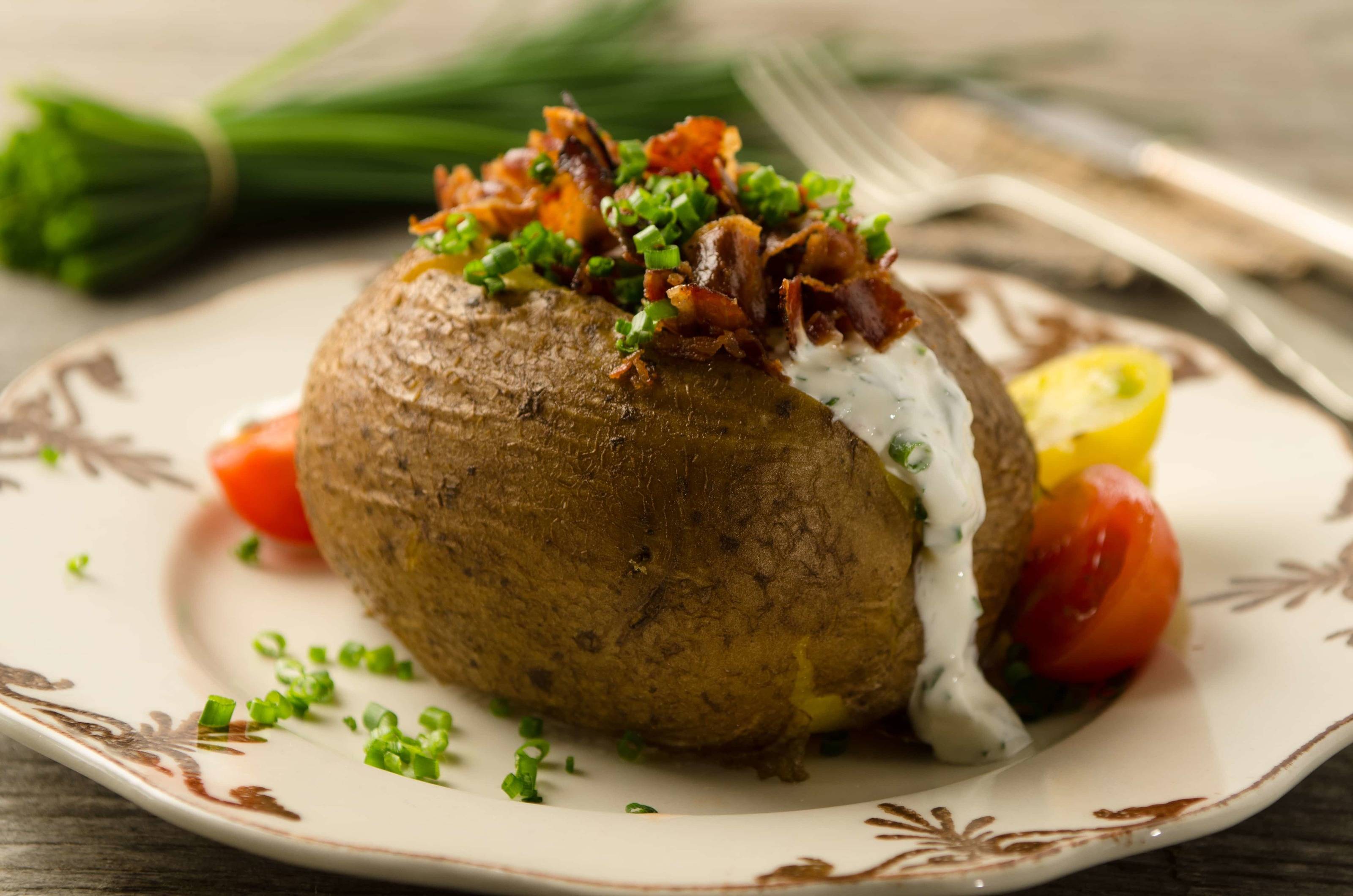 Ofenkartoffeln mit Speck und Schnittlauchsauce