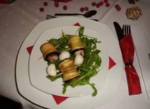 Zucchini-Mozzarella-Röllchen mit Prosciutto auf Salat