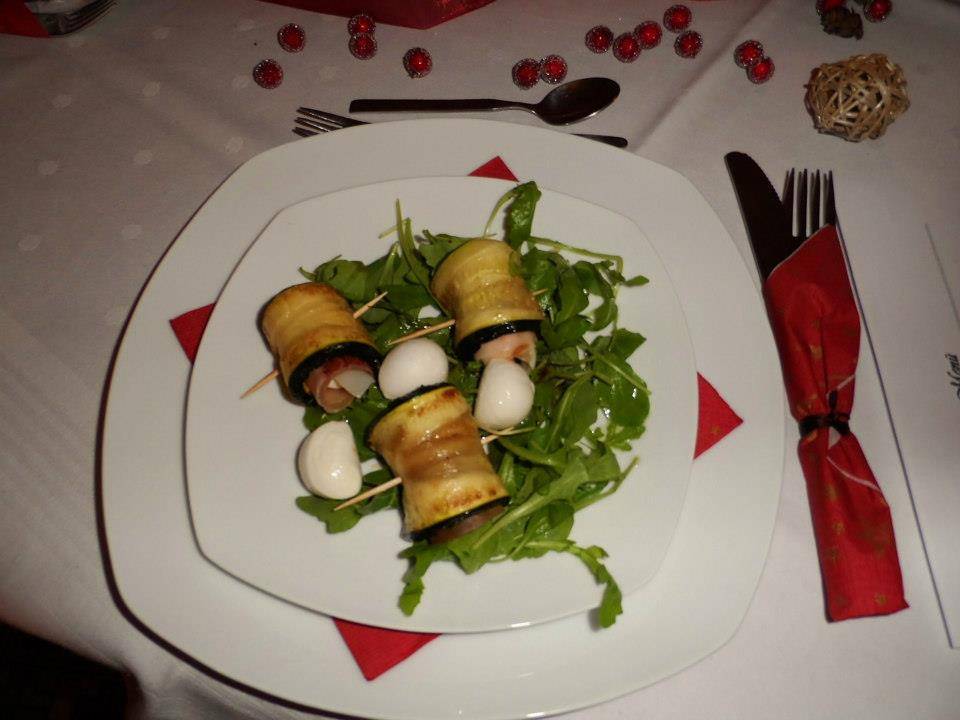 Zucchini-Mozzarella-Röllchen mit Prosciutto auf Salat Rezept - ichkoche.de Zucchini-Mozzarella-Röllchen mit Prosciutto auf Salat Rezept - ichkoche.de