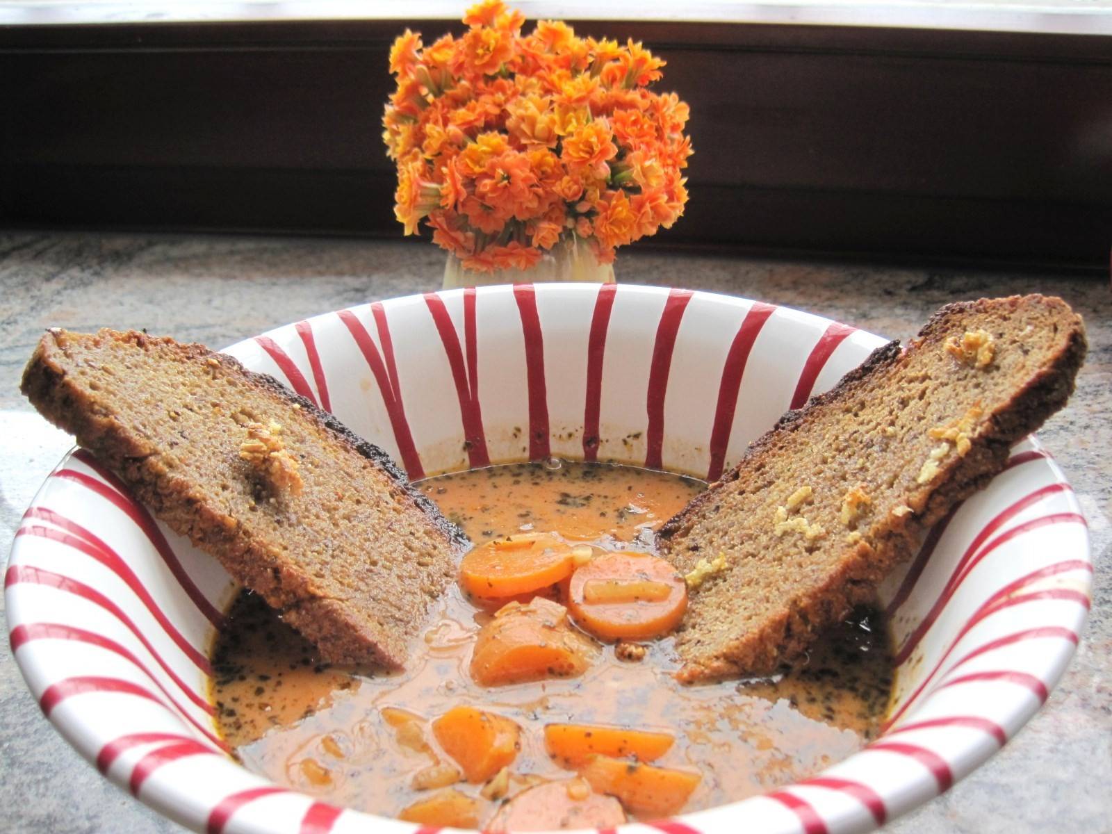 Tomatenkarottensuppe mit Knoblauchbrot