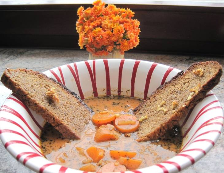 Tomatenkarottensuppe mit Knoblauchbrot