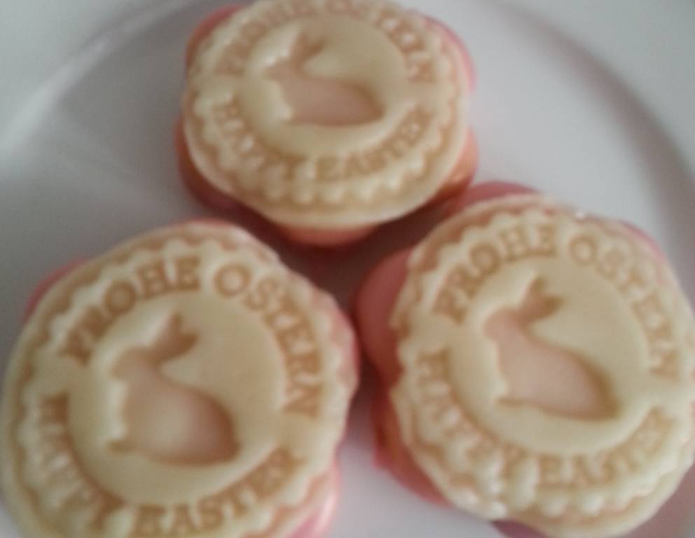 Oster-Kekse mit Himbeerfüllung Oster-Kekse mit Himbeerfüllung