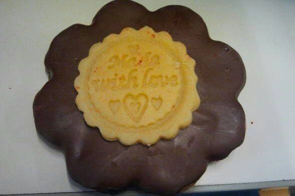 Kekse mit Schokoüberzug und Marillenfüllung Rezept - ichkoche.de Kekse mit Schokoüberzug und Marillenfüllung Rezept - ichkoche.de