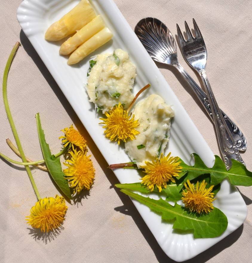 Spargelmousse mit Löwenzahn