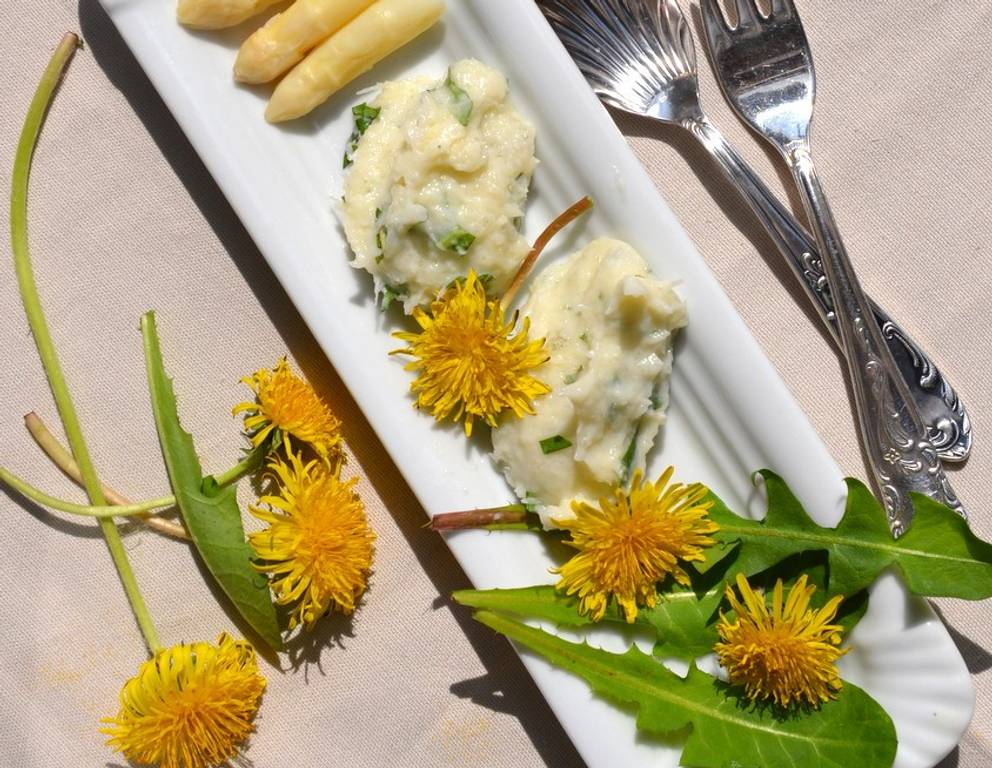 Spargelmousse mit Löwenzahn Spargelmousse mit Löwenzahn