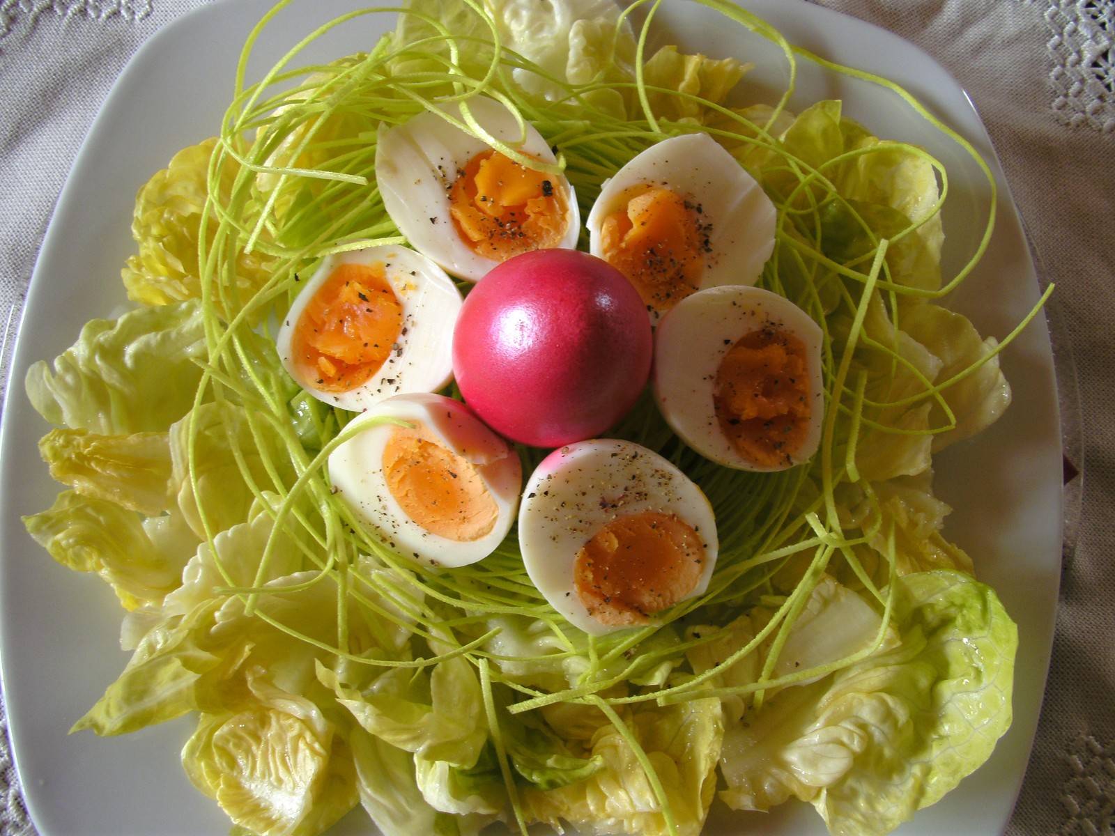 Eier auf Osternest mit Blattsalat