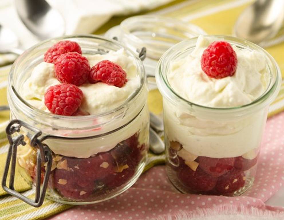 Obstsalat mit Avocado, Himbeeren und Nüssen