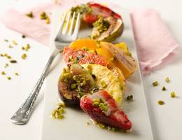 Gegrillter Obstsalat mit Erdbeeren, Ananas, Feigen und Grapefruit Gegrillter Obstsalat mit Erdbeeren, Ananas, Feigen und Grapefruit