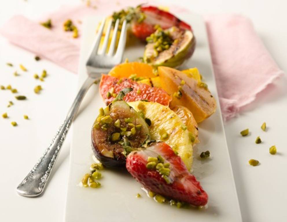 Gegrillter Obstsalat mit Erdbeeren, Ananas, Feigen und Grapefruit Gegrillter Obstsalat mit Erdbeeren, Ananas, Feigen und Grapefruit