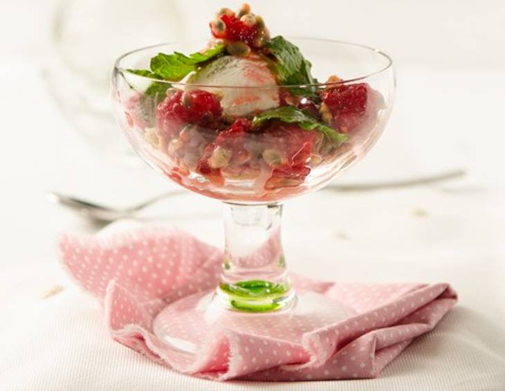 Obstsalat im Glas mit Eis und Butterkeksen Obstsalat im Glas mit Eis und Butterkeksen