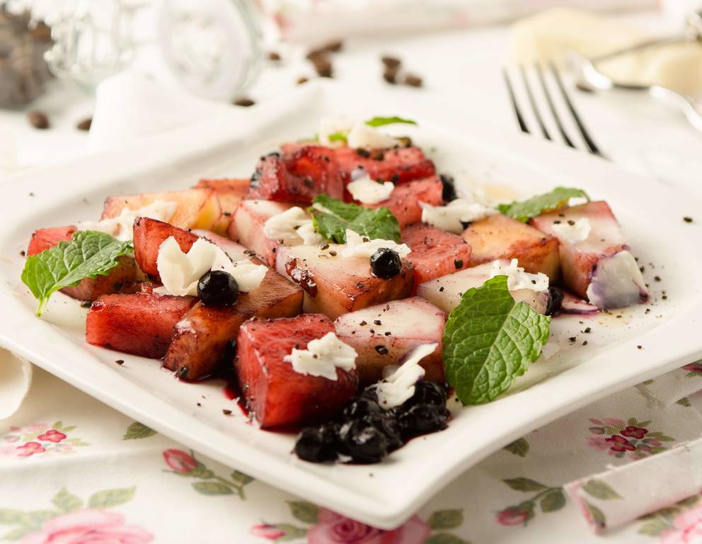 Obstsalat mit Melone, Heidelbeeren und Schafskäse Obstsalat mit Melone, Heidelbeeren und Schafskäse