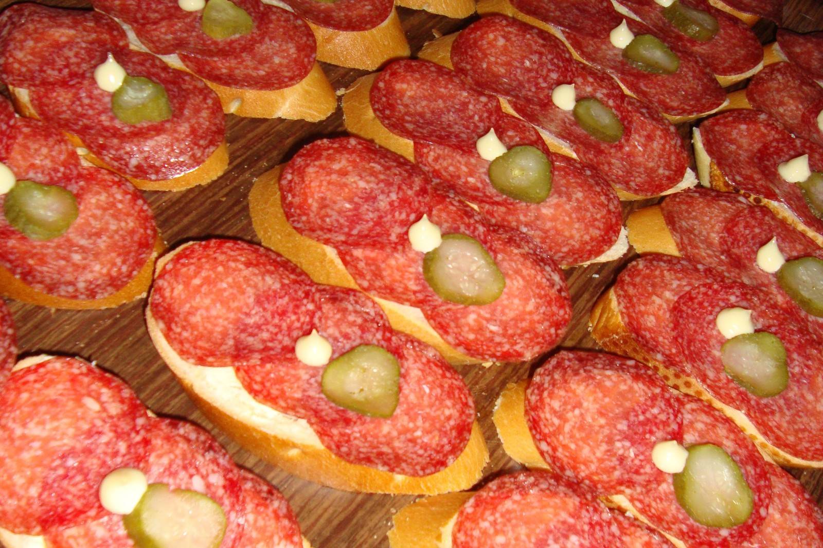 Salami-Brötchen mit Krenaufstrich