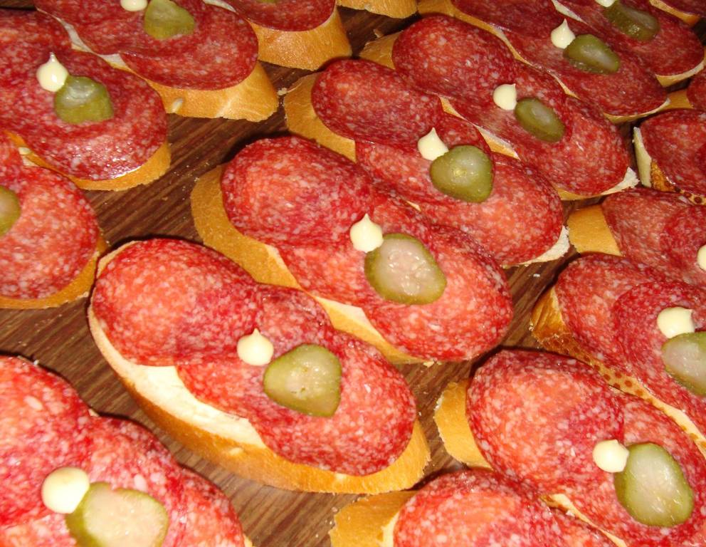 Salami-Brötchen mit Krenaufstrich Salami-Brötchen mit Krenaufstrich