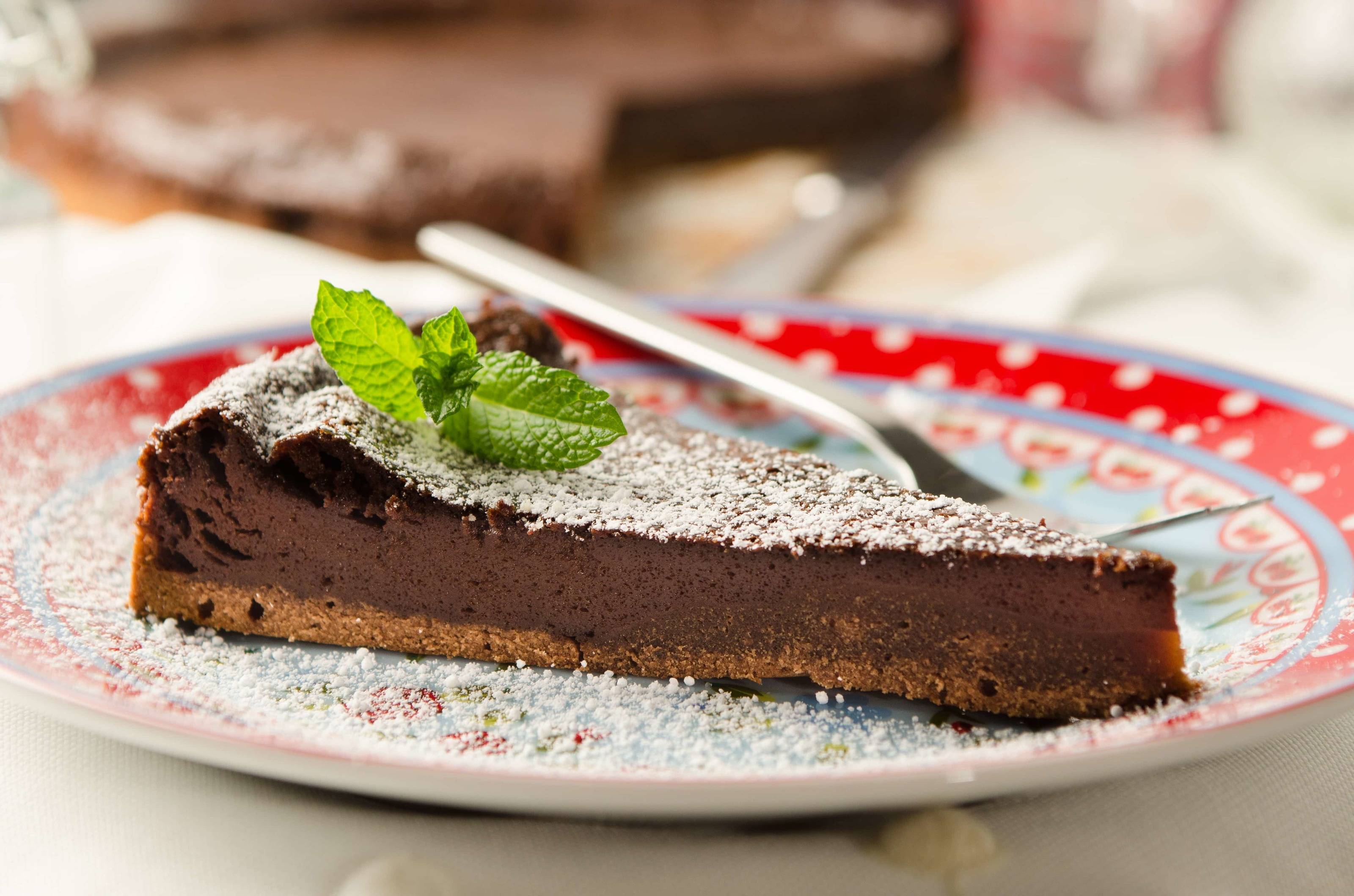 Schokoladen-Tarte mit Marillenmarmelade