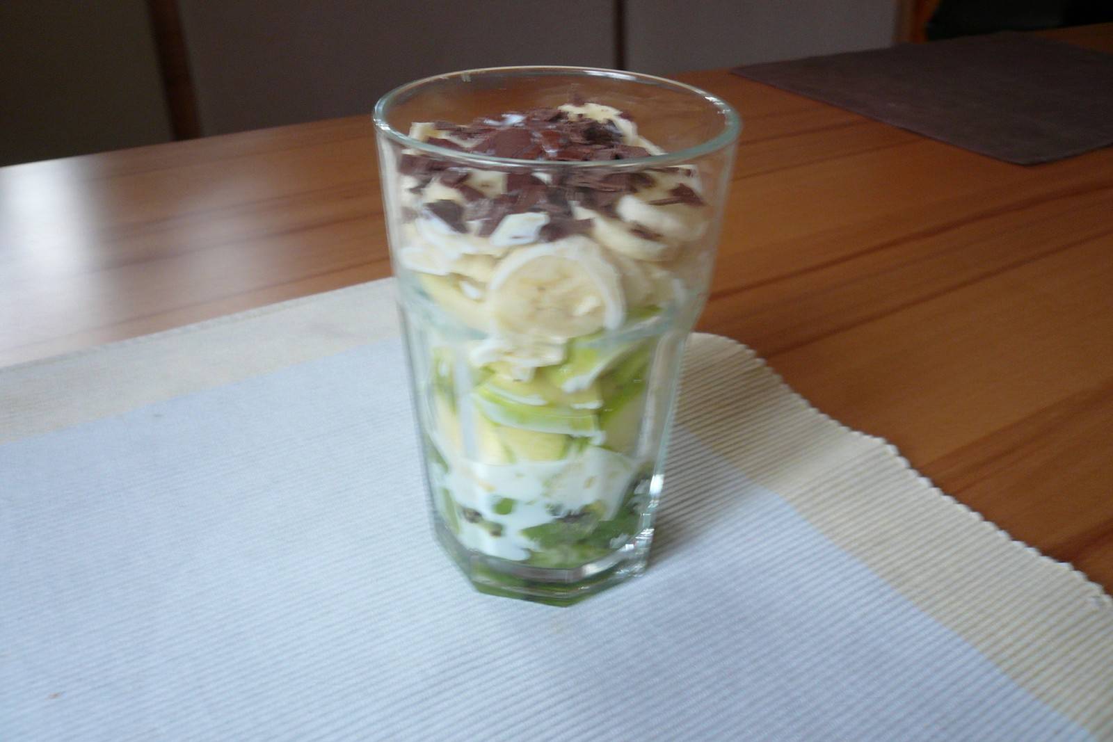 Obstsalat im Glas mit Eis und Butterkeksen Rezept - ichkoche.at Obstsalat im Glas mit Eis und Butterkeksen Rezept - ichkoche.at