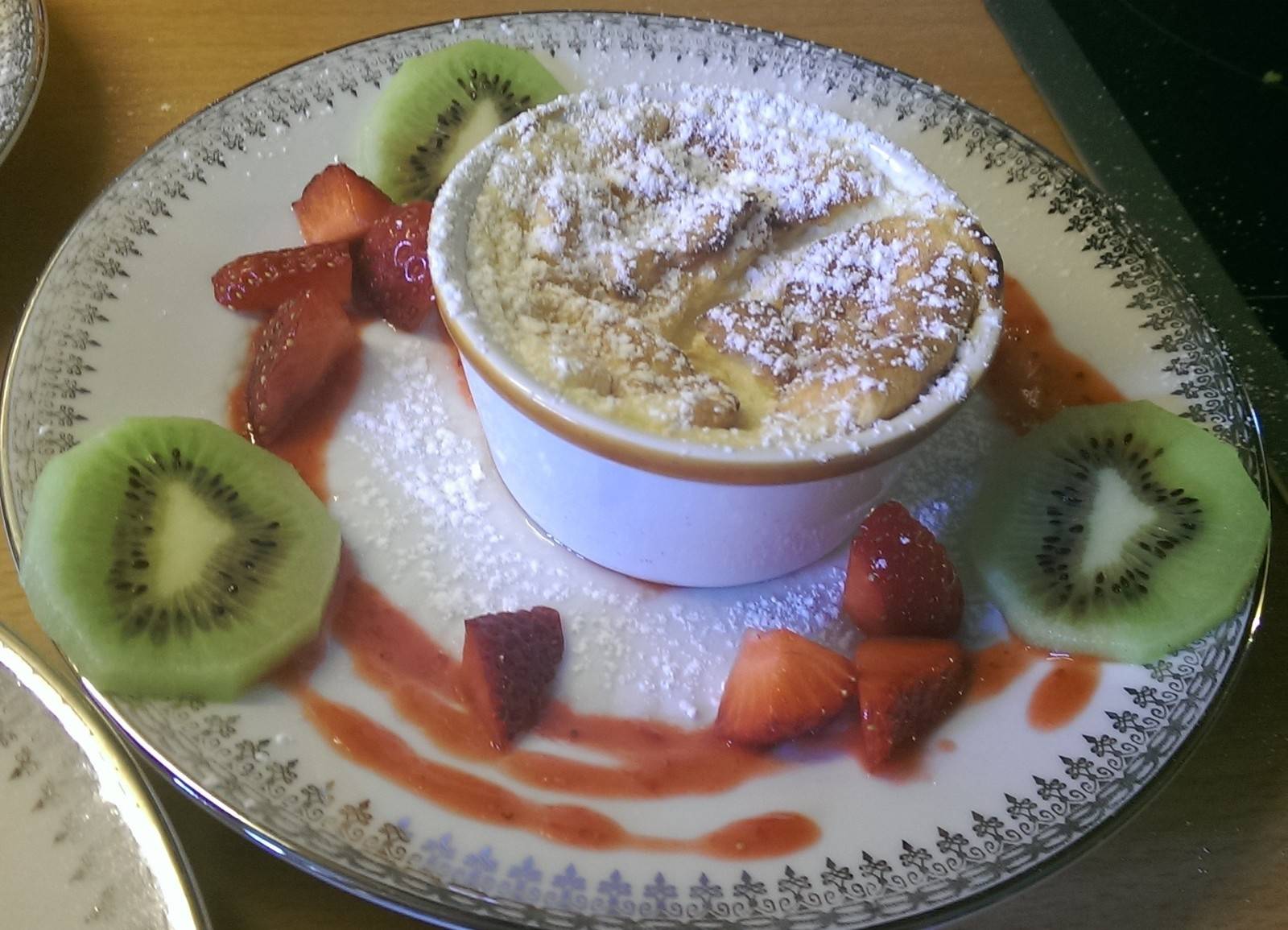 Topfenpudding mit Früchten