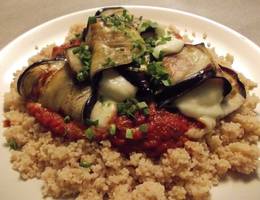 Melanzani-Röllchen mit Paradeissugo auf Couscous Melanzani-Röllchen mit Paradeissugo auf Couscous