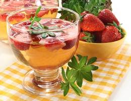 Maibowle mit Roséwein und Erdbeeren