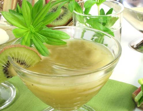 Maibowle mit Kiwis
