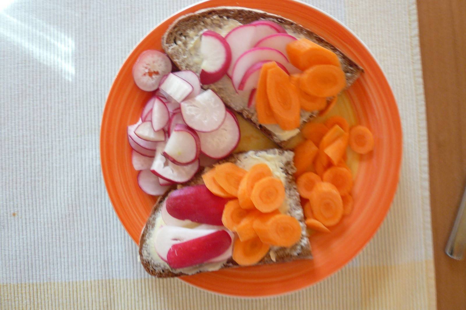 Karotten-Radieschenbrot