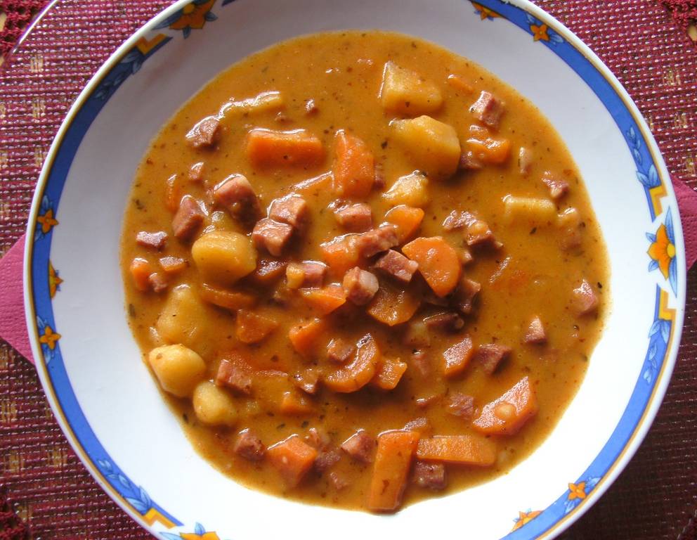 Kartoffel-Karotten-Gulasch mit Wurstwürfel Kartoffel-Karotten-Gulasch mit Wurstwürfel