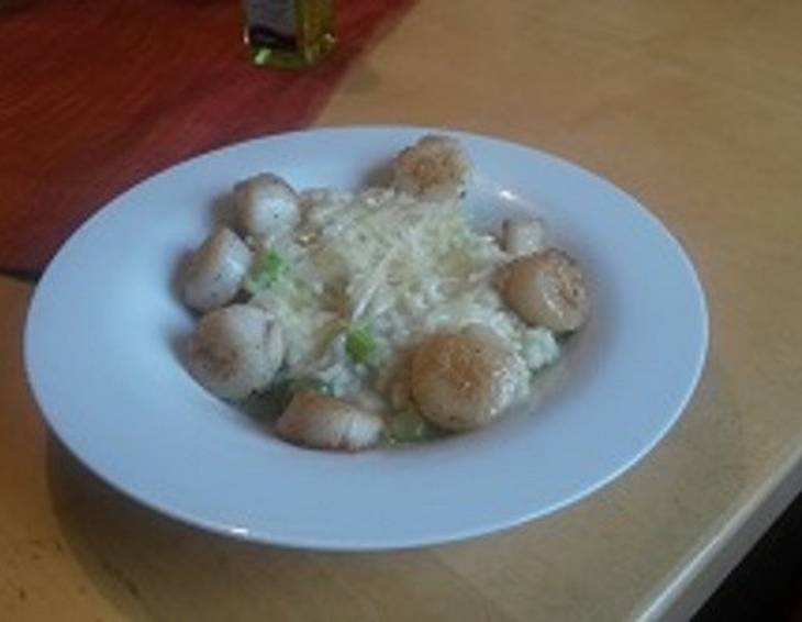 Spargelrisotto mit gebratenen Jakobsmuscheln Spargelrisotto mit gebratenen Jakobsmuscheln