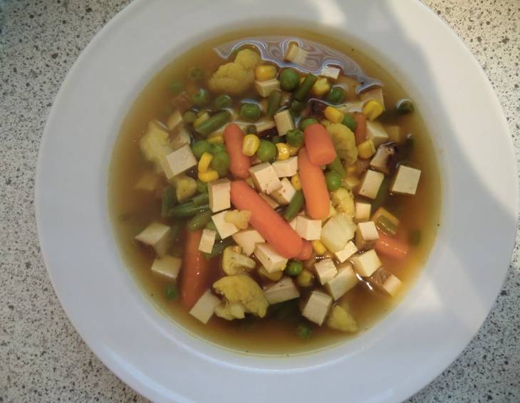 Gemüsesuppe mit Tofu