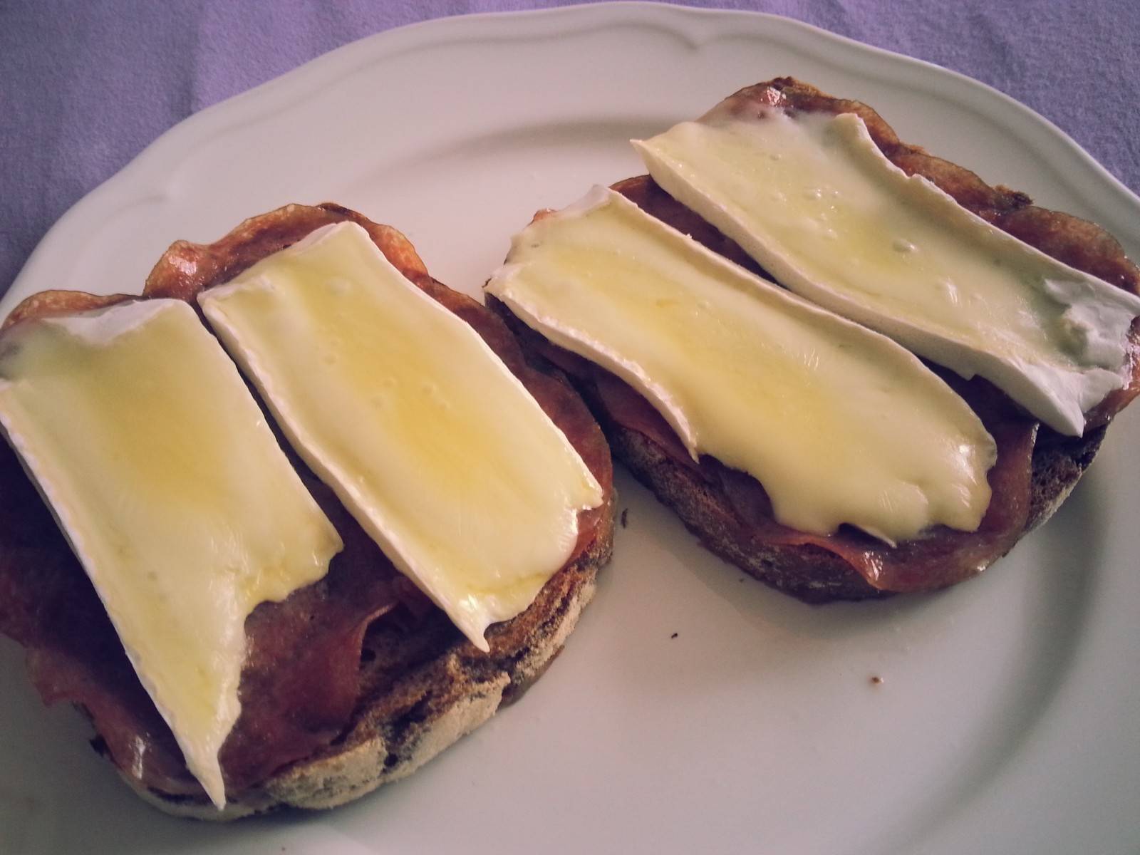 Brie-Salami-Toast